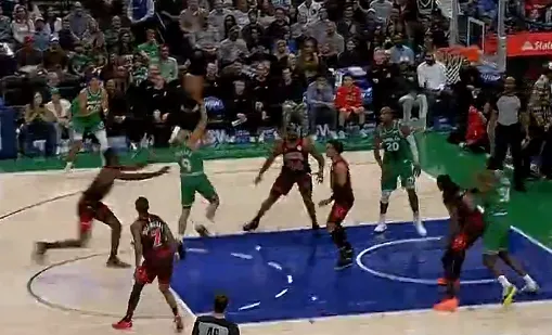 世界杯高清直播入口-内姆布哈德抛投打进，独行侠开局打出一波20-7领先公牛